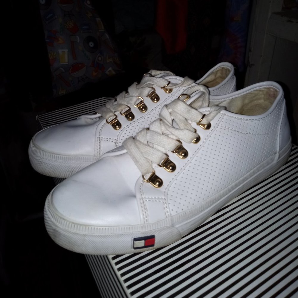 Tommy Hilfiger White tennis shoes